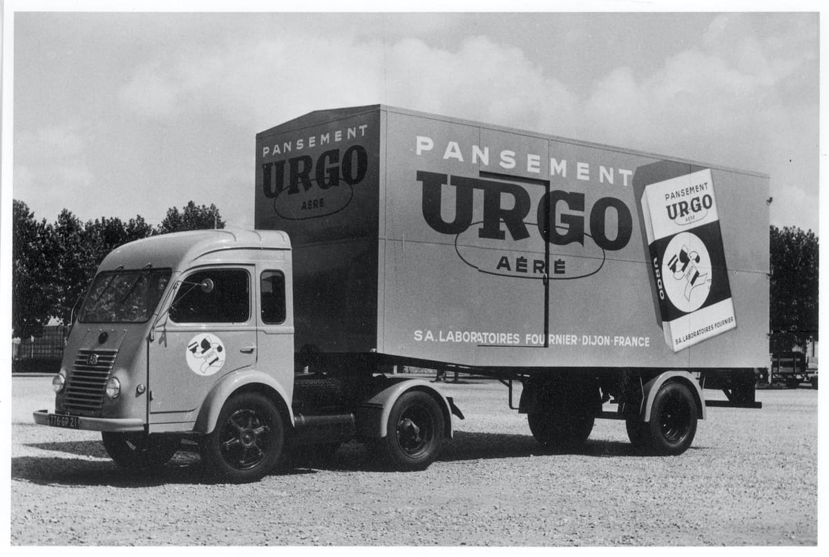 Photographie ancienne d'un camion des pansements du groupe Urgo